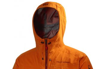 Giacche e pantaloni Helly Hansen per l’outdoor