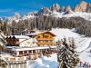 hotel-moseralm-carezza-il-moseralm-un-4-stelle-non-lontano-dal-lago-di-carezza-sul-confine-tra-trentino-e-alto-adige-per-raggiungerlo-devi-avere-le-gomme-da-neve-si-lascia-infatti-la-statale-per-un-paio-di-chilometri-abbondanti-addentrandosi-nella-foresta-tra-il-latemar-e-il-catinaccio-per-arrivare-nella-radura-che-ospita-lalbergo-la-propriet-della-famiglia-eisath-madre-ex-olimpionica-di-slittino-qui-vicino-ci-sono-anche-un-paio-di-piste-figlia-e-figlio-azzurri-di-sci-alpino-florian-gigantista-ancora-in-attivit-in-prima-squadra-e-lotter-per-un-posto-alle-prossime-olimpiadi-sotto-le-finestre-a-sud-passa-lomonima-pista-tra-le-pi-lunghe-e-facili-della-skiarea-carezza-perfetta-per-il-divertimento-in-sicurezza-di-chi-mette-gli-sci-per-la-prima-volta-wwwmoseralmit-dietro-c-anche-una-pista-ghiacciata-per-il-curling-outdoor