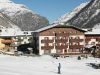 hotel-palu-livigno-so-la-posizione-del-pal-nel-cuore-di-livigno-direttamente-sulle-piste-da-sci-e-a-fianco-della-partenze-della-nuova-funivia-tagliede-lideale-lhotel-e-lo-chalet-sono-costruiti-in-tipico-stile-alpino-in-pietra-e-legno-e-con-uno-stile-depoca-wwwpaluhotelit-qui-peraltro-la-neve-arriva-a-novembre-e-se-ne-va-a-maggio