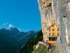 ascher-cliff-svizzera-pochi-luoghi-dello-stato-elvetico-possono-godere-dello-straordinario-paesaggio-che-si-ammira-da-questa-splendida-locanda-alpina-incastonata-in-una-cengia-rocciosa-verticale-alta-100-metri-situata-nella-zona-dellalpstein-lasher-cliff-si-inserisce-in-un-contesto-di-profonde-valli-e-vette-che-raggiungono-gli-oltre-2500-metri-di-altezza