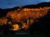 castellfollit-de-la-roca-spagna-una-delle-localit-pi-pittoresche-e-suggestive-della-catalogna-tra-i-fiumi-fluvi-e-toronell-castellfollit-de-la-roca-un-villaggio-di-circa-un-migliaio-di-persone-a-picco-su-una-scogliera-di-basalto-in-questo-piccolissimo-paese-ogni-casa-si-affaccia-sul-precipizio-la-vista-migliore-dalla-stupenda-piazza-belvedere-di-josep-pla-ovviamente