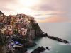 manarola-italia-non-ci-sarebbe-bisogno-di-presentarlo-da-tanto-famoso-siamo-nelle-cinque-terre-riviera-ligure-di-levante-arroccata-su-uno-scosceso-promontorio-di-roccia-scura-con-il-suo-piccolo-porto-racchiuso-tra-due-speroni-rocciosi-la-frazione-del-comune-di-riomaggiore-un-vero-gioiello-urbanistico-ricco-delle-tipiche-case-torri-di-stile-genovese