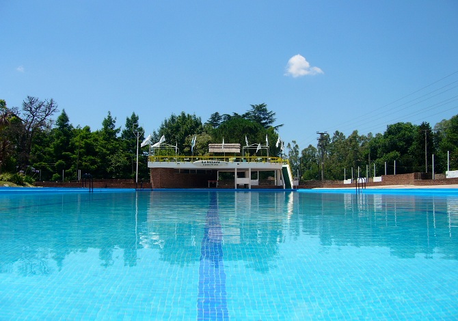 Fare la pipì in piscina