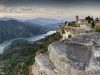 siurana-spagna-per-i-climber-di-tutto-il-mondo-questa-citt-la-mecca-dellarrampicata-a-picco-dalle-montagne-della-tarragona-il-pittoresco-e-vivace-villaggio-catalano-un-vero-e-proprio-eldorado-verticale-una-successione-di-muri-placche-e-strapiombi-di-calcare-giallo-e-grigio-che-formano-una-delle-falesie-pi-famose-del-mondo