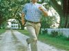 forrest-gump-1994-corri-forrest-corri-una-delle-scene-pi-famose-di-sempre-rimane-quella-del-goffo-forrest-gump-che-con-indosso-le-scarpe-regalategli-dal-suo-amore-jenny-intraprender-una-corsa-lunga-tre-anni-attraverso-lamerica-credits-paramount-pictures