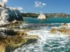 un-tuffo-in-mare-il-conero-custodisce-gelosamente-spiagge-bellissime-tra-le-pi-affascinanti-e-selvagge-della-penisola-alcune-delle-quali-raggiungibili-solo-via-mare-famosa-quella-delle-due-sorelle-che-deve-il-suo-nome-alla-coppia-di-scogli-gemelli-che-emergono-dal-mare-antistante-al-lato-sud-del-monte-a-sirolo-questo-luogo-ideale-per-indossare-maschera-pinne-e-boccaglio-e-avventurarsi-alla-scoperta-della-vivace-vita-marina-del-parco-credits-turismomarche