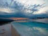 pamukkale-denizli-turchia-le-vasche-a-terrazza-di-pamukkale-sono-state-incluse-tra-i-patrimoni-dellumanit-dellunesco-lunghe-circa-27-km-e-profondo-fino-a-600-metri-sono-perennemente-colmate-di-acqua-calda-grazie-allattivit-incessante-delle-sorgenti-sotterranee-credits-eleephotography-home