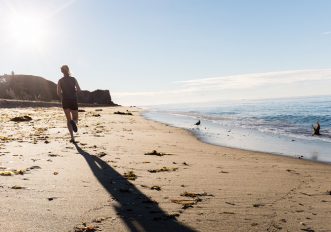 correre in spiaggia