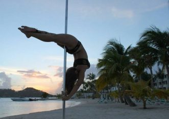 Toniche e flessibili con la Pole Dance all’aperto