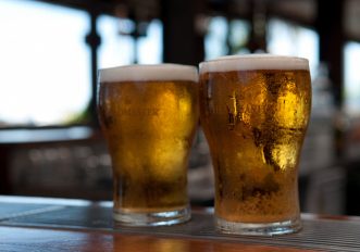 Bere birra protegge da infarti ed osteoporosi