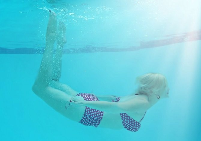 Fare la pipì in piscina