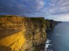 cliffs-of-moher-irlanda-tra-le-scogliere-si-nascondono-passaggi-scivolosi-e-sentieri-da-brivido-molti-dei-quali-vietati-o-puntellati-da-segnali-di-massima-allerta-nonostante-questo-miete-tante-vittime-ogni-anno