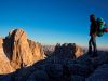 dolomiti-panorama-trek-palaronda-attorno-a-san-martino-di-castrozza-4-giorni-attorno-alle-pale-di-san-martino-uno-dei-monumenti-naturali-pi-nobili-del-nostro-paese-questo-un-tour-ad-anello-per-chi-vuole-vivere-la-montagna-fino-in-fondo-e-riscoprire-lautentica-austerit-dellaltopiano-che-rimasto-quasi-intatto-rispetto-a-duecento-anni-fa-quando-cominci-ad-attirare-i-primi-turisti-inglesi-si-parte-quindi-da-san-martino-di-castrozza-salendo-in-quattro-ore-al-rifugio-rosetta-1100-metri-di-dislivello-altrimenti-superabili-con-meno-romantici-impianti-a-fune-da-qui-poi-si-arriva-alla-base-del-piccolo-ghiacciaio-della-fradusta-e-alla-panoramica-cima-2939-metri-proprio-nel-cuore-delle-pale-dicono-che-nelle-giornate-terse-da-qui-si-veda-la-laguna-di-venezia-dal-rifugio-pradidali-in-mezzo-alle-cime-aguzze-si-scende-nella-primitiva-val-canali-al-rifugio-canali-treviso-1631-metri-per-poi-tornare-il-giorno-seguente-su-a-san-martino-esiste-anche-un-trekking-pi-duro-che-prevede-il-passaggio-dagli-stessi-rifugi-ma-anche-dellimpegnativa-ferrata-del-velo-della-madonna