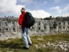 sentiero-della-pace-un-tracciato-che-collega-i-luoghi-della-grande-guerra-sul-fronte-del-trentino-dal-passo-del-tonale-alla-marmolada-per-una-lunghezza-di-oltre-520-km-suddivisi-in-otto-tratte-il-percorso-realizzato-quasi-trentanni-fa-contrassegnato-da-segnavia-con-una-colomba-gialla-e-tocca-gran-parte-del-trentino-un-percorso-su-tutti-suggestivo-sia-da-un-punto-di-vista-storico-culturale-che-paesaggistico-il-quinto-tratto-sugli-altipiani-di-folgaria-e-lavarone-parte-del-sentiero-europeo-e5-teatro-di-battaglie-ed-eroismi-che-hanno-fatto-la-storia-del-nostro-paese