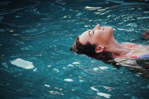 Vuoi goderti la piscina senza rischi? Occhio a queste 7 cose