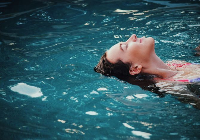 Vuoi goderti la piscina senza rischi? Occhio a queste 7 cose