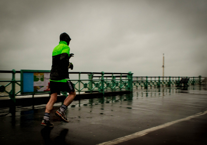 abbigliamento per correre sotto la pioggia