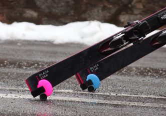 Skiddi, portasci con le rotelle, e altri modi per trasportare gli sci