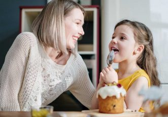 Un solo cucchiaio di troppo a pasto mette i bambini a rischio di obesità