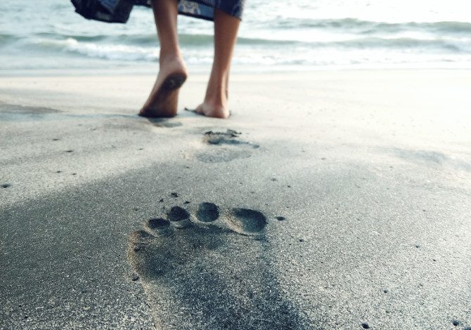 camminare a piedi nudi benefici