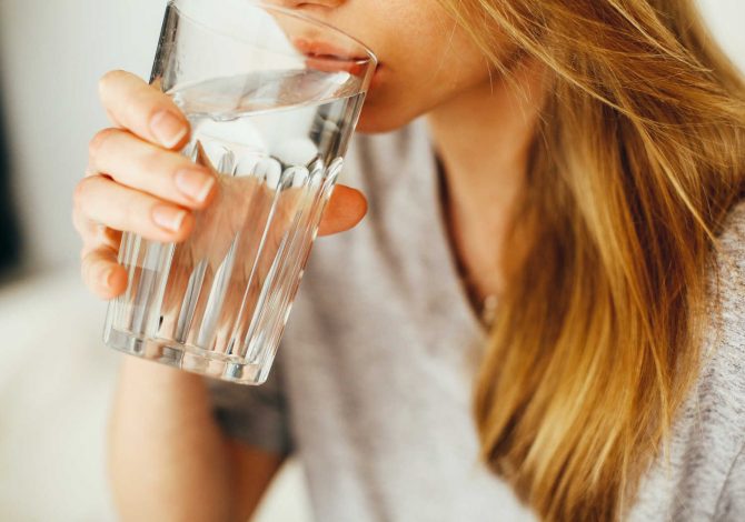 La regola degli 8 bicchieri d'acqua al giorno non serve: ecco quanto bere davvero per stare bene