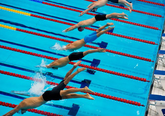 Tuffo dal blocco di partenza in piscinaTuffo dal blocco di partenza in piscina