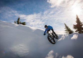 come vestirsi per andare con la fatbike sulla neve