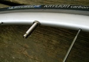 Presta vs. Schrader: differenza tra le valvole delle camere d'aria - Elewheels