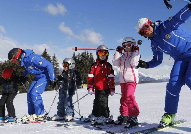 lezioni-di-sci-gratis-per-tutti-imparare-a-sciare-aduklti-e-bambini-in-lombardia-il-17-dicembre-lopen-day-dei-maestri-di-sci