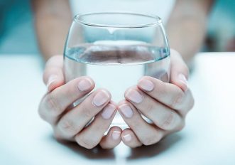 Bere acqua a stomaco vuoto è una panacea? Qui la risposta