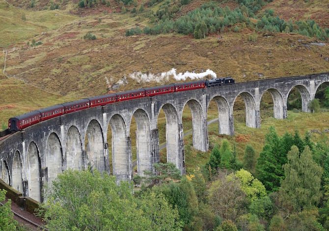 in-scozia-lungo-il-sentiero-del-viadotto-di-glenfinnan-dove-passa-il-treno-di-harry-potter-per-hogwarts-foto-asphotographic-pixabay
