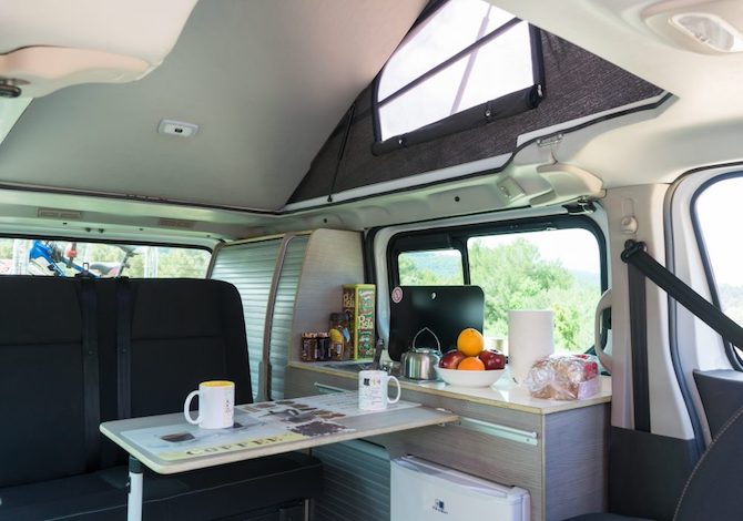 Nissan_Camper_Van_interno