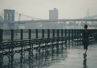 Come vestirsi per correre con la pioggia