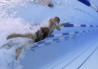 costume-uomo-nuoto-piscina