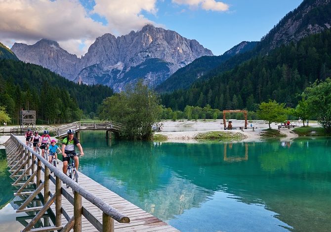 trekking-zeleno_gorsko_kolesarjenje_-f010462-jezero_jasna_tomo_jesenicnik