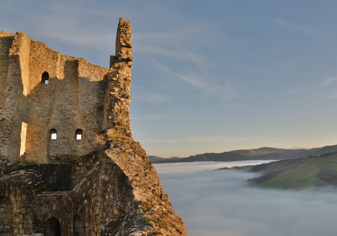 pasqua-i-cammini-da-fare-in-italia-Via-Matildica-del-Volto-Santo-Castello-di-Canossa-e-Museo-Nazionale-Naborre-Camparin