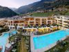 hotel-stroblhof-val-passiria-alto-adige-si-trova-a-san-leonardo-di-passiria-e-si-differenzia-per-larea-passeirer-saunadrfl-che-significa-paesino-delle-saune-in-val-passiria-s-perch-quello-che-vi-aspetta-qui-un-hotel-con-4-saune-zone-relax-con-vetrate-sullesterno-e-un-giardino-due-volte-al-giorno-si-esegue-la-gettata-di-vapore-con-un-rito-che-prevede-campane-tibetane-ventagli-ed-essenze-aromatiche-potrete-scegliere-tra-la-grande-sauna-finlandese-con-vetrata-panoramica-e-vista-su-castel-giovo-e-sul-passo-di-giovo-la-biosauna-alle-erbe-con-vetrata-panoramica-il-bagnoturco-salino-e-quello-aromatico