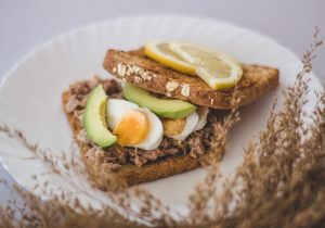 Dopo l'allenamento: meglio mangiare proteine o carboidrati?