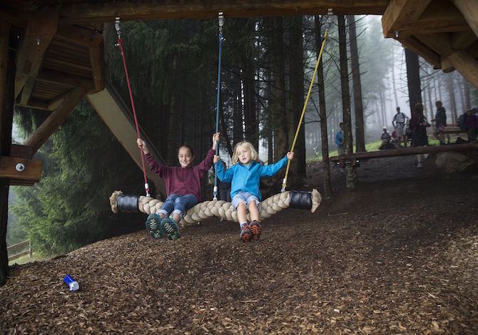 tirolo-bambini-estate-Sentiero-delle-case-sugli-alberi-nella-valle-dello-Stubai-Tirol-Werbung-Bert-Heinzlmeier