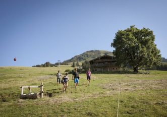 tirolo-bambini-estate-Söll-Hohe-Salve-Simon-Alm-Tirol-Werbung-Jens-Schwarz