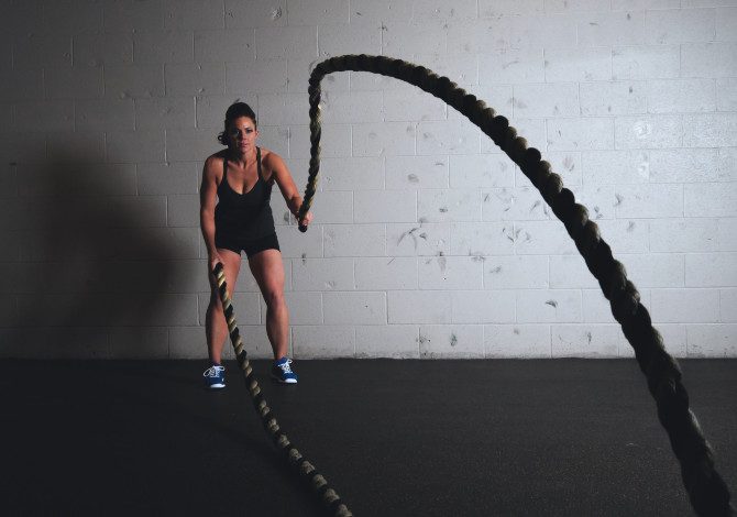 allenamento con le funi a corsa serve battle ropes