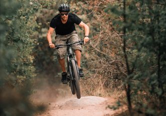 Sospensioni della mountain bike a molla o ad aria