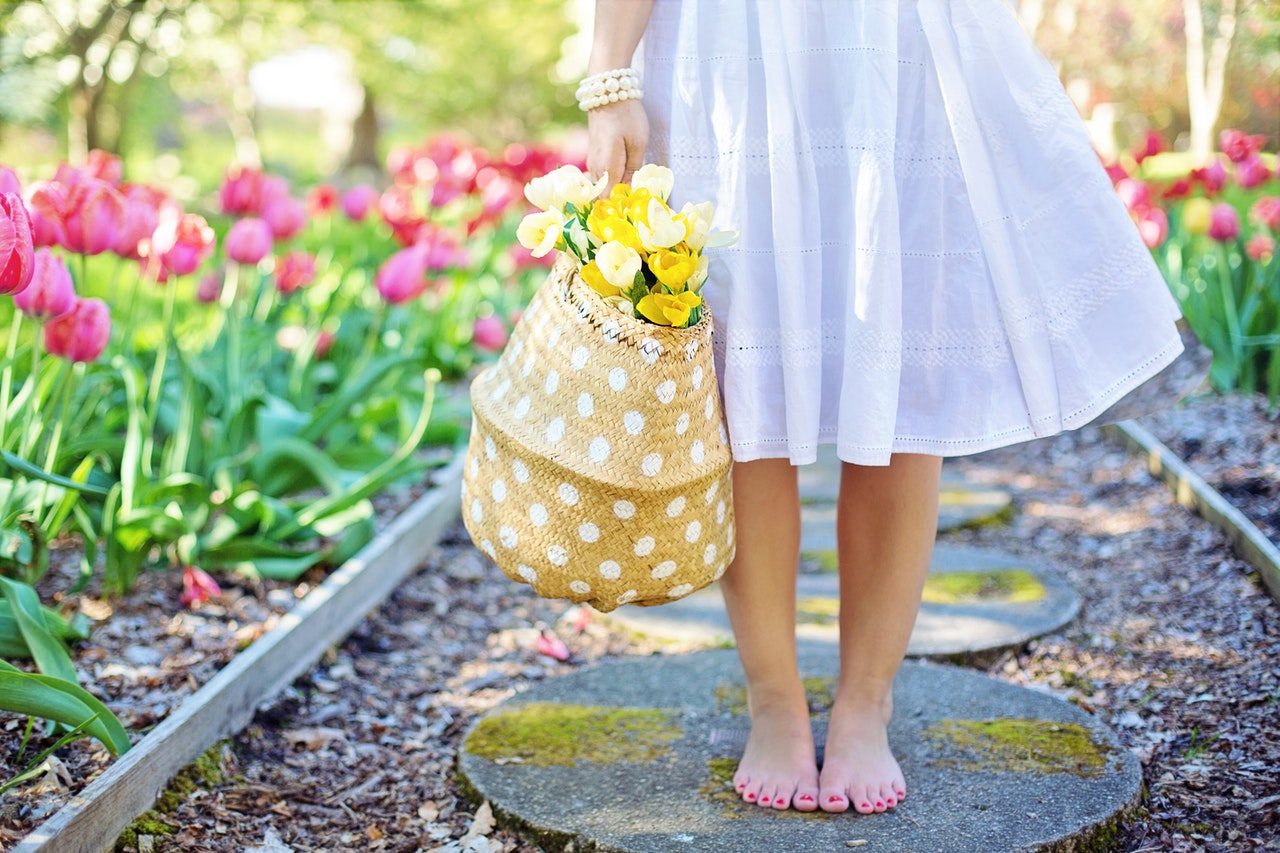 Camminare a piedi nudi: 8 percorsi sensoriali da provare