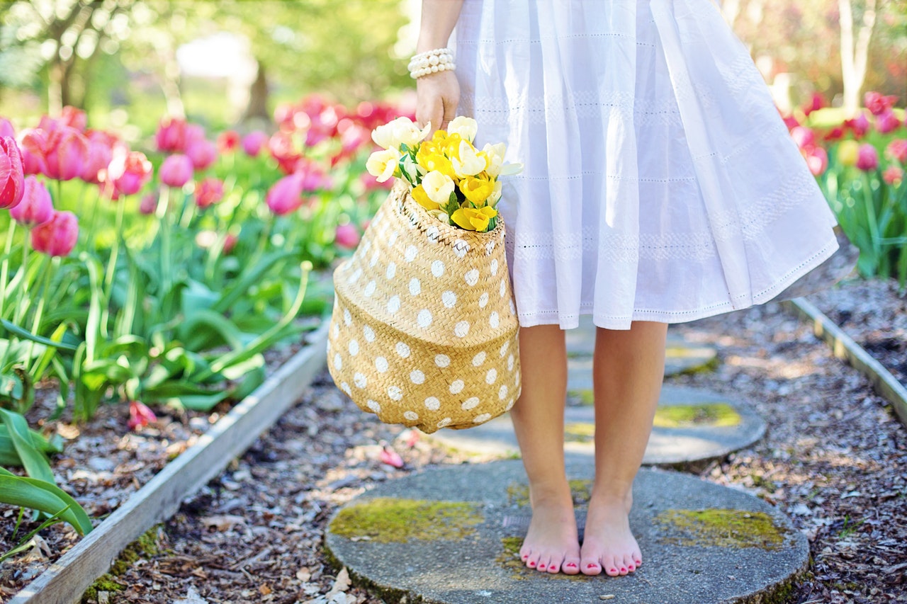 Camminare a piedi nudi: 8 percorsi sensoriali da provare