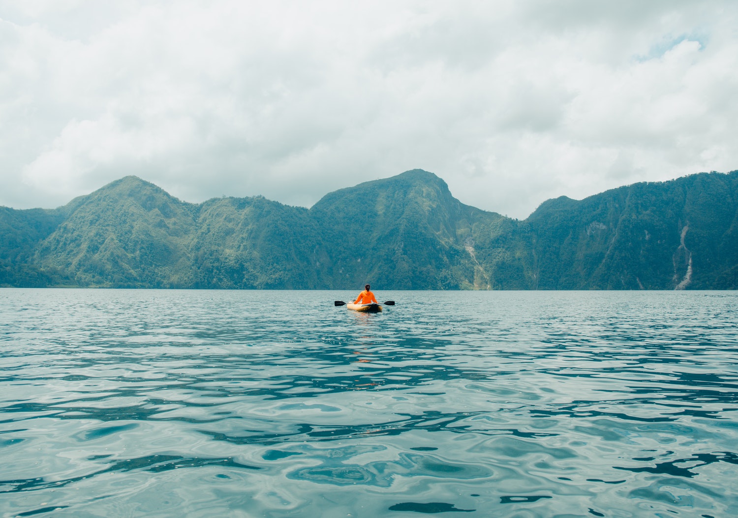 Ma detto questo ci sono numerosi laghi per il kayak, a cominciare da questi 6 che per noi sono i migliori in assoluto per chi vuole organizzare una vacanza con la pagaia in mano in Europa <a href="https://www.sportoutdoor24.it/sport/sport-acquatici/vacanze-col-kayak-in-europa-dove-andare/" target="_blank" rel="noopener noreferrer">alternativa al mare</a>.