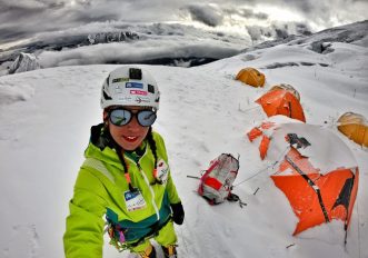 Stefi Troguet, l'alpinista con il rossetto rosso in cima agli Ottomila