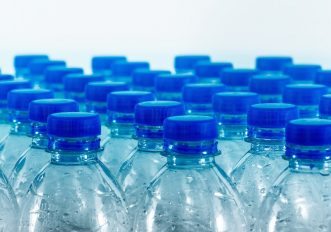 bottiglie-tappo-acqua-microplastiche