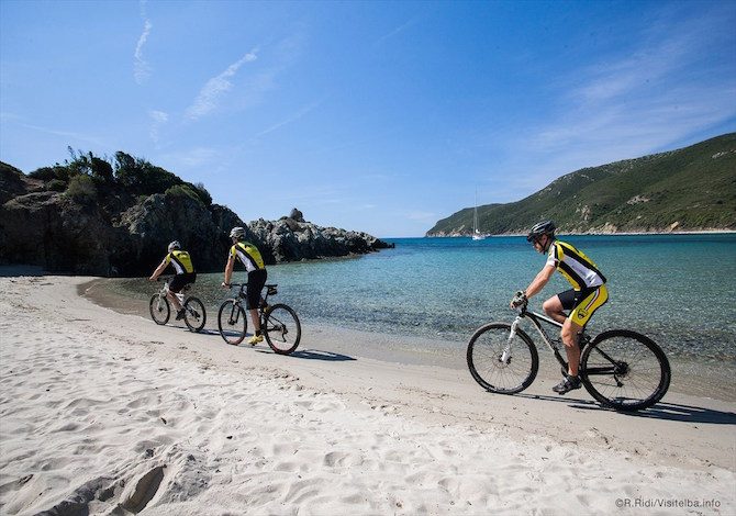 mtb-sulla-spiaggia-di-laconella-elba