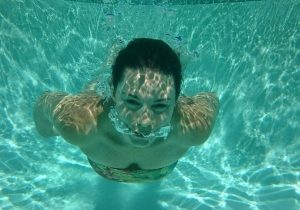 Nuoto e cellulite: come eliminare gli inestetismi in piscina