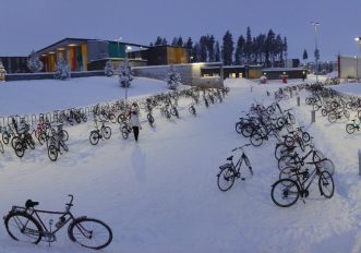 Oulu, la città in Finlandia dove i bambini vanno a scuola in bicicletta con - 17°C